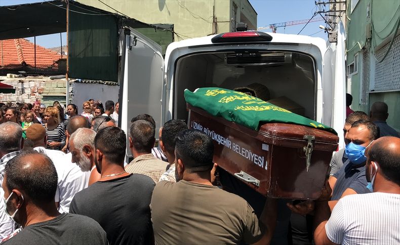 İzmir'de seyir halindeyken yanan kamyonette ölen 6 yaşındaki çocuk toprağa verildi