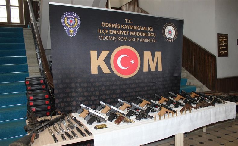 İzmir'de silah kaçakçılığı operasyonu:  Şüphelilerin ikametlerinde cephanelik çıktı