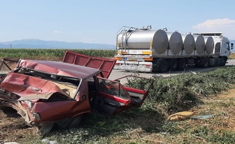 İzmir'de tır otomobili metrelerce sürükledi: 3 yaralı