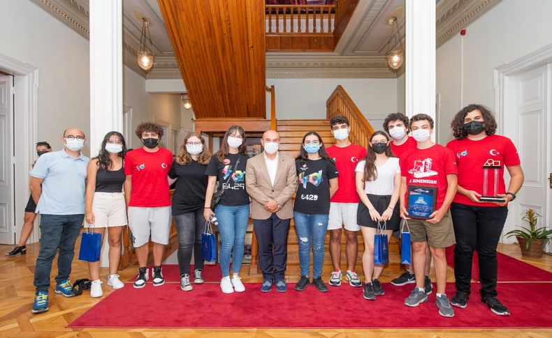 İzmir’in gururu gençlere Başkan Soyer’den tam destek