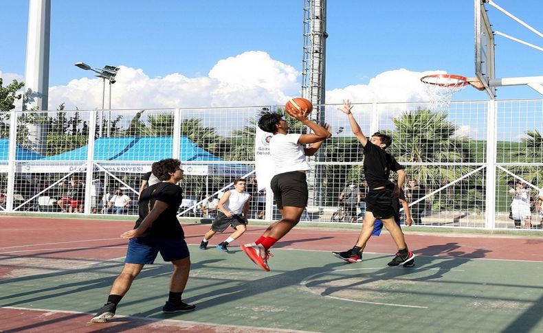 İzmirli basketbolcular Gaziemir’de ter döktü