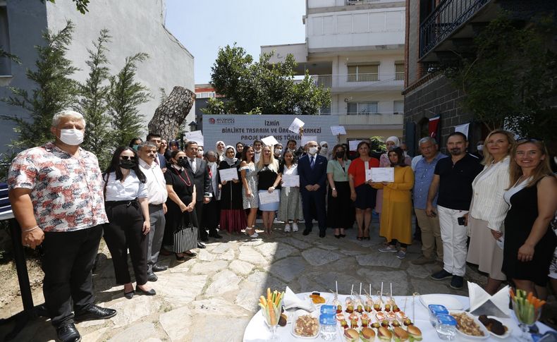 Konak'ta büyük heyecan! İş garantili kurs ilk mezunlarını verdi