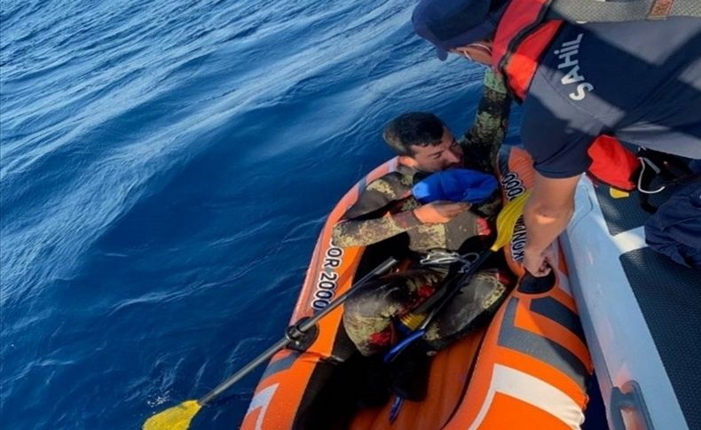 Lastik botta mahsur kalan sığınmacı kurtarıldı