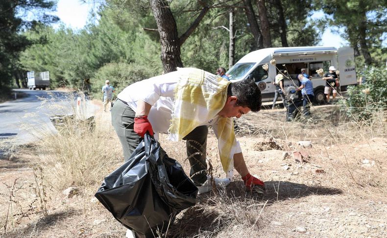 Başkan Kılıç kolları sıvadı, ormandaki çöpleri tek tek topladı