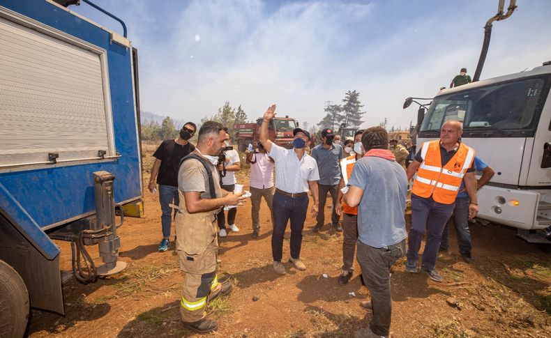 Başkan Soyer’den yangın mağdurlarına ziyaret: “Sizi kendi kaderinizle baş başa bırakmayacağız”