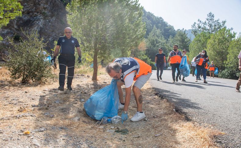 Belediye personeli ve gönüllüler el ele verdi; Ormanlık bölgelerden torbalarca atık toplandı
