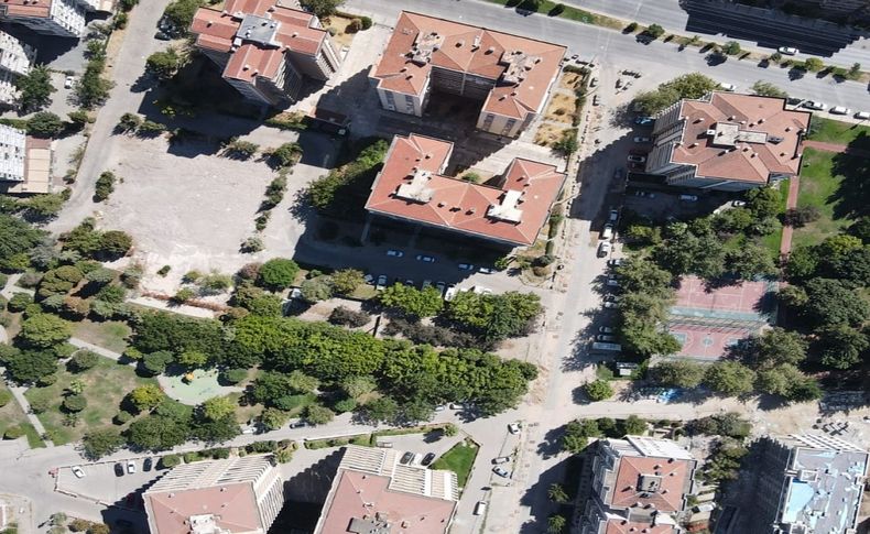 Büyükşehir depremin yıktığı parkları yeniliyor