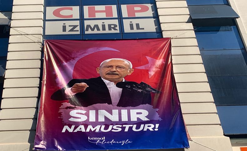 CHP İzmir İl  Binasına 'Sınır Namustur' afişi