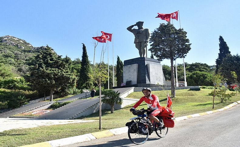 Cumhuriyet aşığı bisikletçi zafere pedal çevirecek