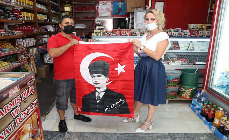 Gaziemir’den 30 Ağustos’a özel bayrak hediyesi
