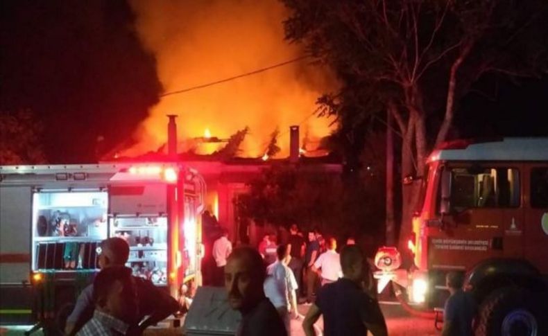 Havai fişek yangın çıkardı: İki tarihi ev kül oldu