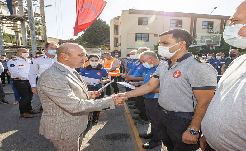 Soyer, yangın bölgesinden dönen belediye personelini ziyaret etti