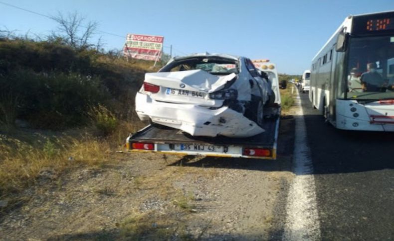 İzmir'de virajı alamayan otomobil kanala yuvarlandı: 3 yaralı
