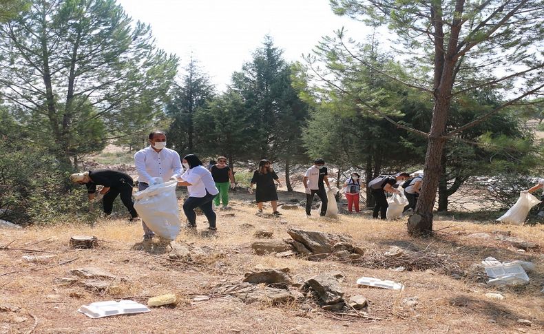 Ormandaki çöpler gönüllüleri şaşırttı