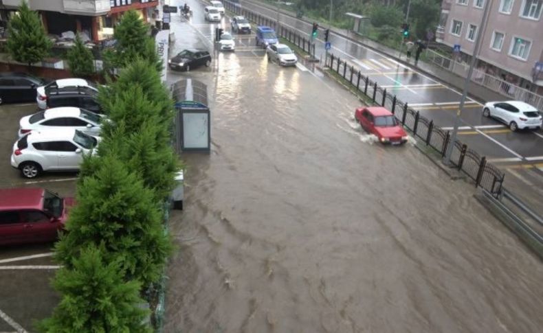 Rize’de sağanak yağış nedeniyle karayolu trafiğe kapandı