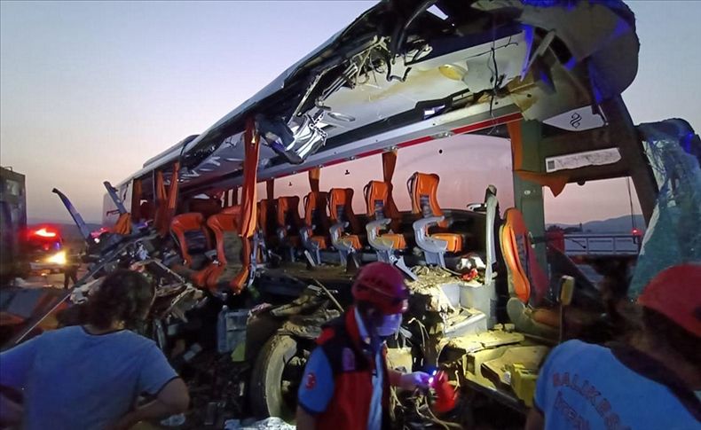 Manisa'da otobüs tıra çarptı: 6 ölü, 42 yaralı