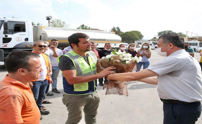 Yangına müdahale eden ekip çiçeklerle karşılandı