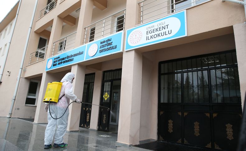 Yüz yüze eğitim öncesi Çiğli’deki okulları dezenfekte etti