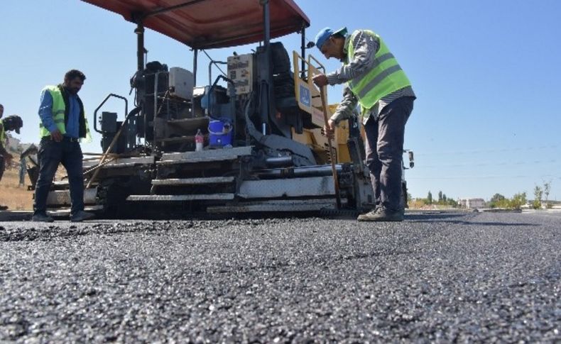 Aliağa'da Güzelhisar Caddesi asfaltlanıyor