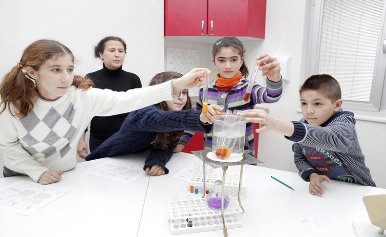 Bornova'da çocuklara bilim eğitimi