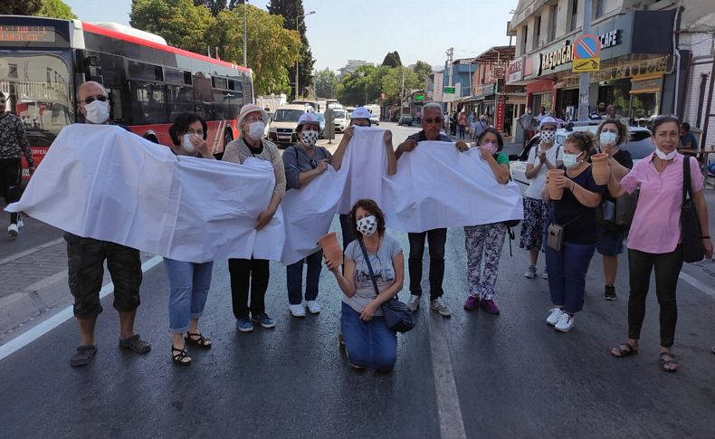 Depremzedelerden kefenli eylem: Gideceğimiz yer üç karışlık mezardan başka bir yer değil