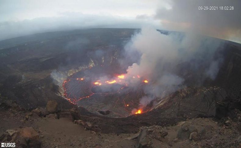 Dünyanın en aktif volkanlarından Kilauea'da patlama!