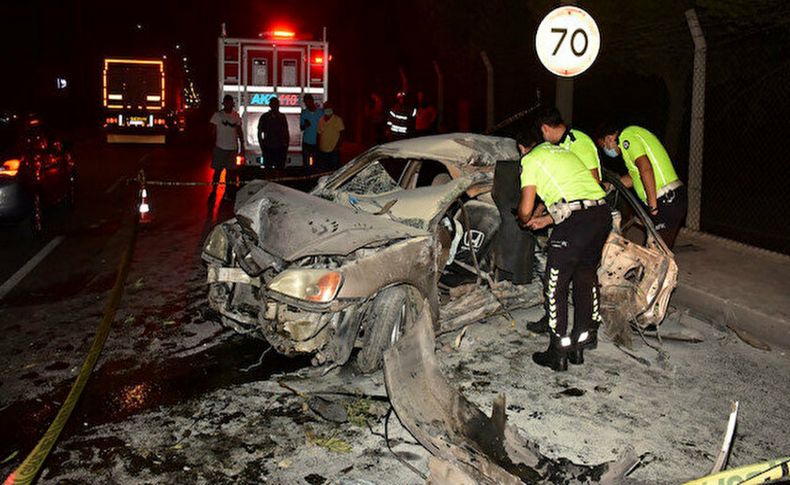 İzmir'de bariyerlere çarpan otomobil alev aldı: 1 ölü, 1’i ağır 3 yaralı
