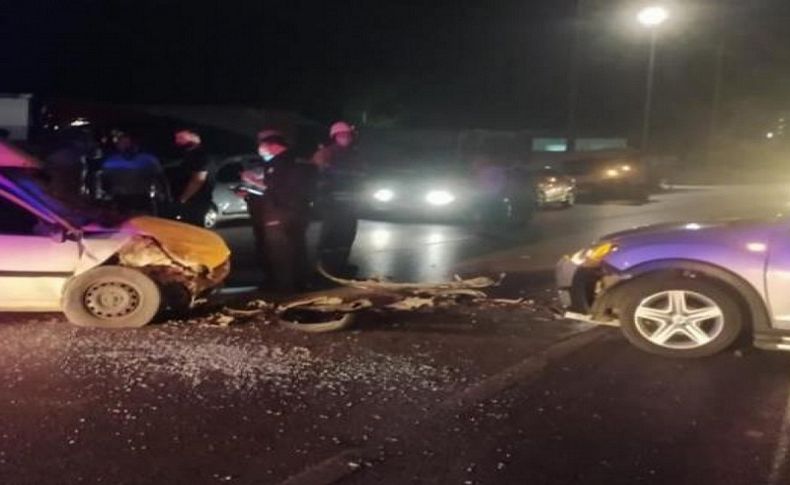 İzmir'de otomobil ile hafif ticari araç çarpıştı: 4 yaralı