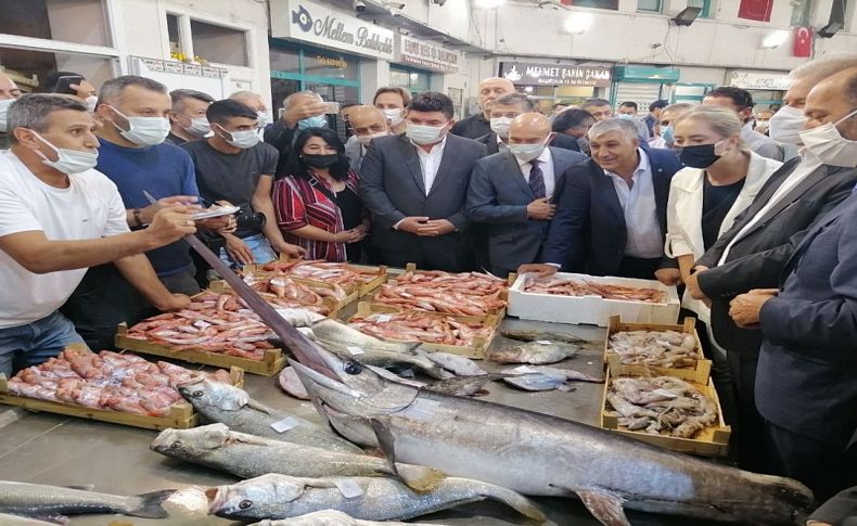 İzmir'in balık hali doldu taştı: Başkan Soyer barbun ve levrek aldı