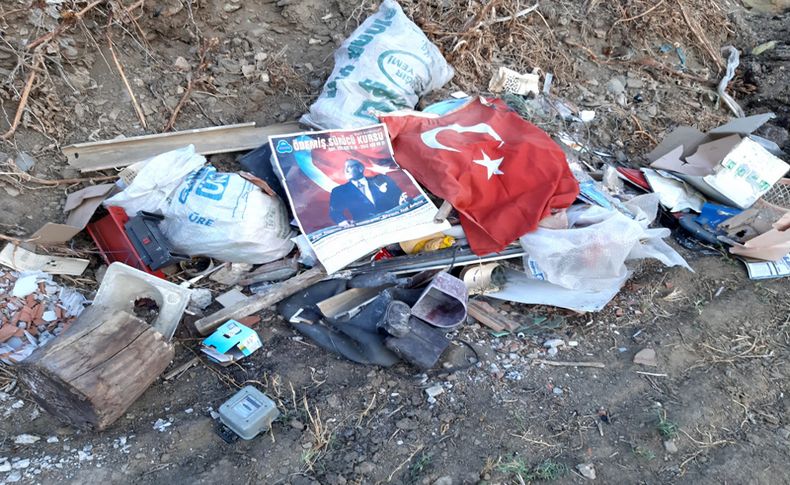 Ödemiş Belediyesi'nden skandal: Türk Bayrağı ve Atatürk posteri çöpe atıldı!