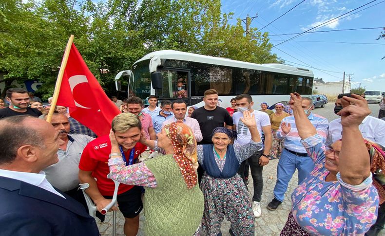 Şampiyon futbolcuya coşkulu karşılama!