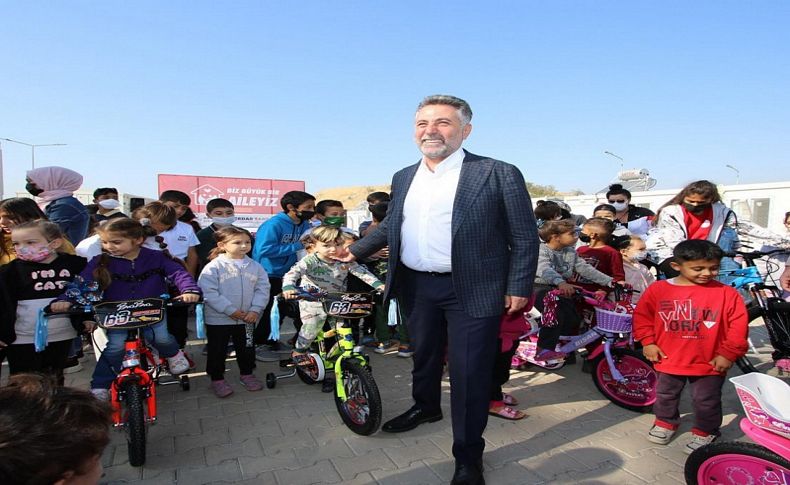 Başkan Sandal'dan konteyner kentte çocuklara sürpriz