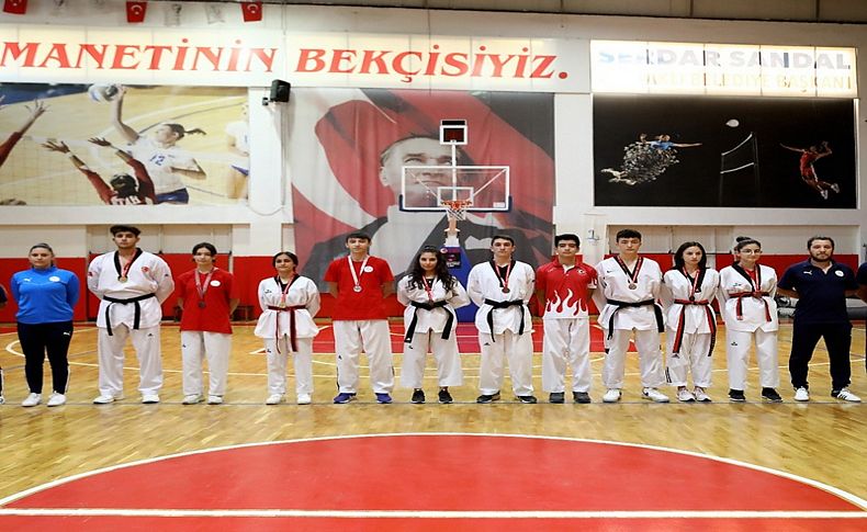 Bayraklı sporcularından göğüs kabartan başarı