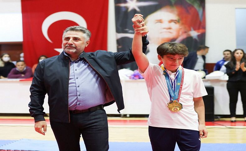 Bayraklı'da kış spor okulları coşkuyla açıldı