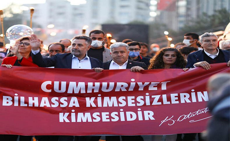 Cumhuriyet meşalesi Bayraklı'yı aydınlattı