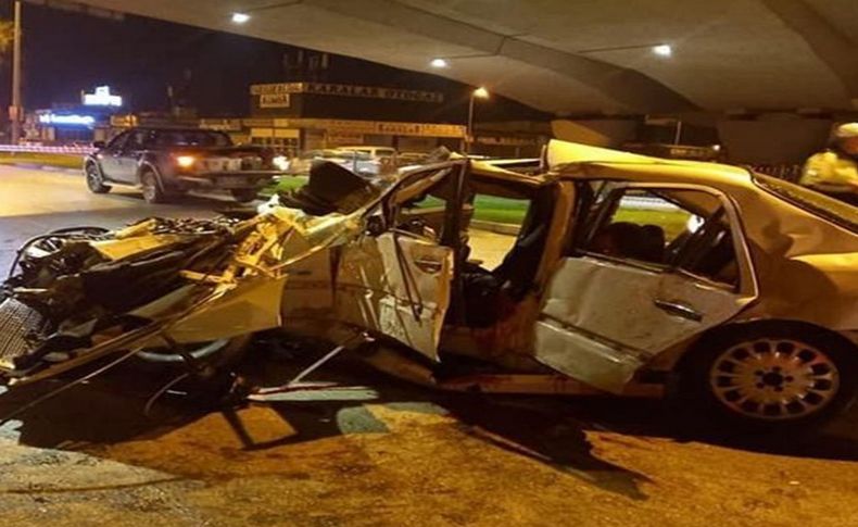 Denizli'de otomobil köprü ayağına çarptı: 3 ölü