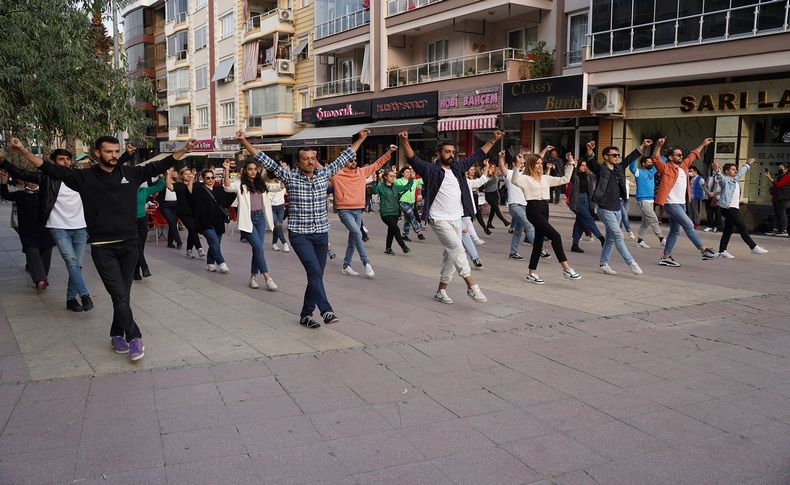 Gaziemir’de sürpriz zeybek gösterisi!