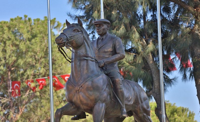 Güzelbahçe’de Atatürk Heykeli açıldı