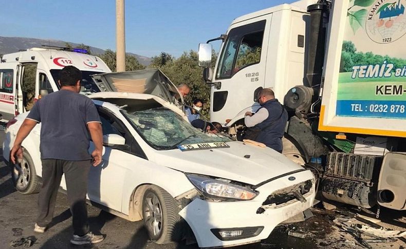 İzmir'de çöp kamyonu ile otomobil çarpıştı: 1 yaralı