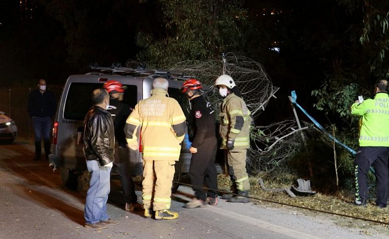 İzmir'de kontrolden çıkan otomobil ağaca çarptı: 1 ölü, 2 yaralı