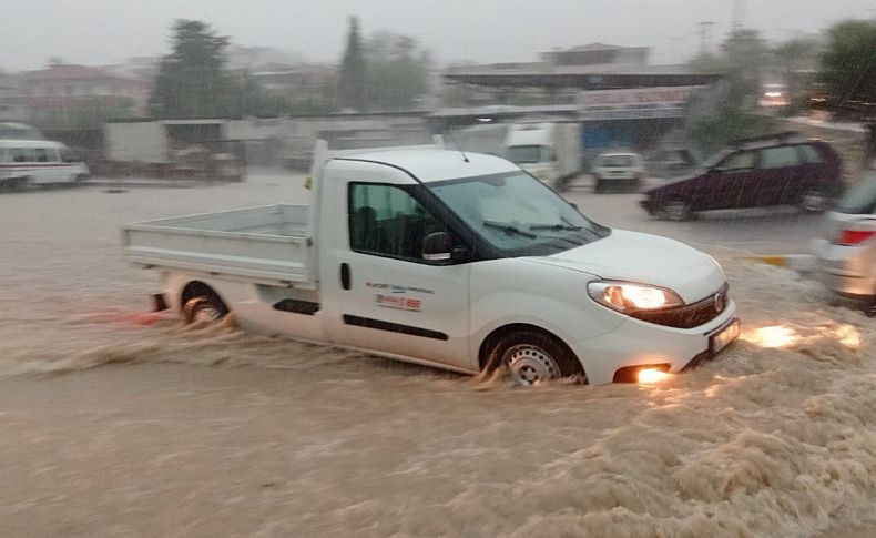 İzmir'i sağanak yağış hayatı felç etti