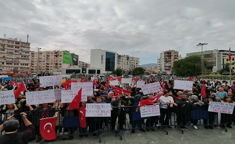 İzmir’deki aşı karşıtı mitingde milletvekillerine eleştiri