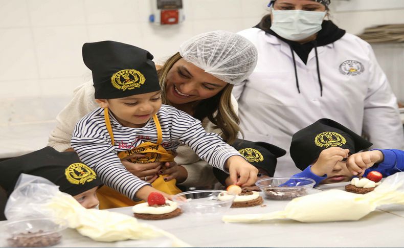 Karşıyakalı minikler pasta yapma atölyesinde