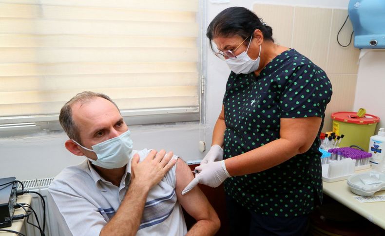 Yerli aşı TURKOVAC İzmir'de gönüllü vatandaşlara ilk kez uygulandı