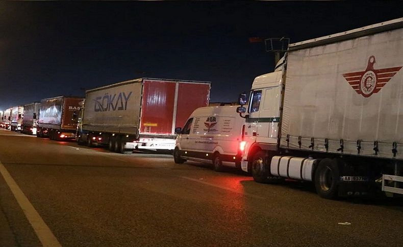 3 gündür bekliyorlar: Kapıkule'de kilometrelerce tır kuyruğu