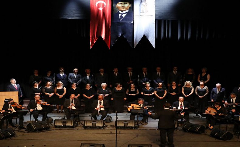 Atatürk sevdiği şarkılarla Bergama’da anıldı