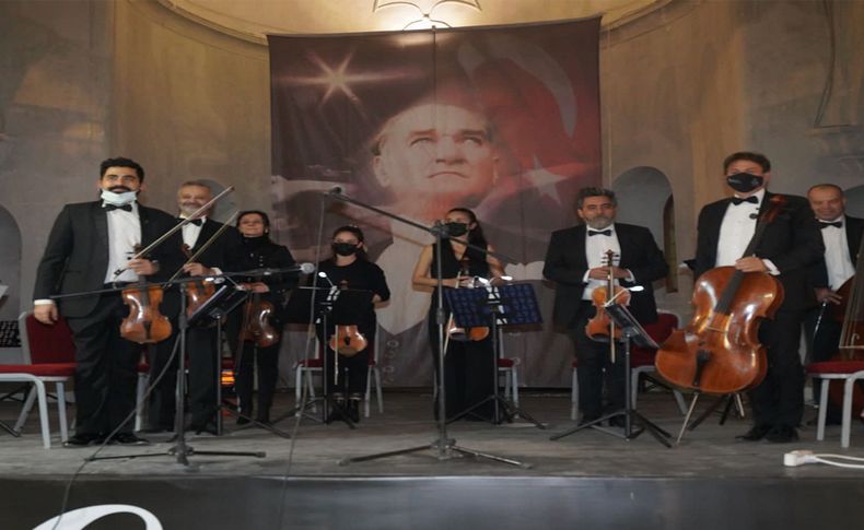Atatürk sevdiği şarkılarla Çeşme’de anıldı