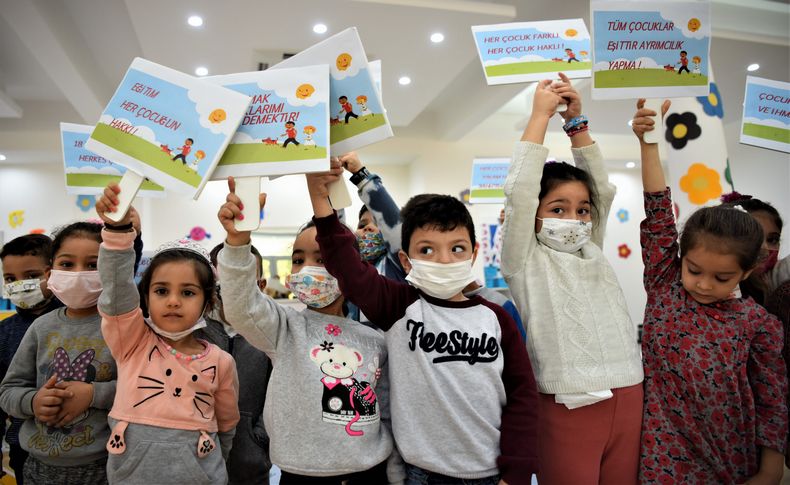 Bornovalı miniklere hakları oyunla anlatıldı