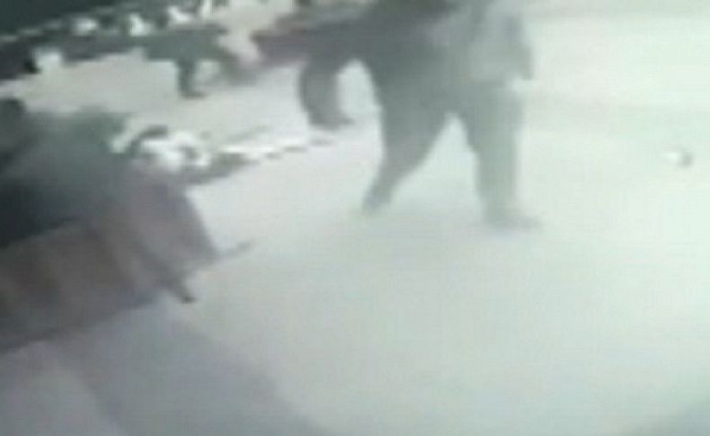 Dehşet veren anlar kamerada: Genç kadına yumruklu saldırı