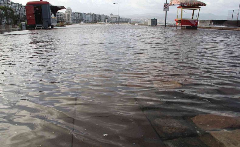 Fırtına nedeniyle bu sefer de Konak'ta deniz taştı